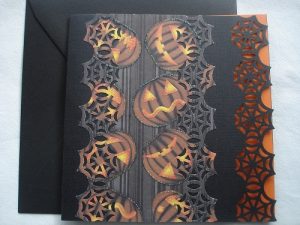 Halloweenkort i orange och svart