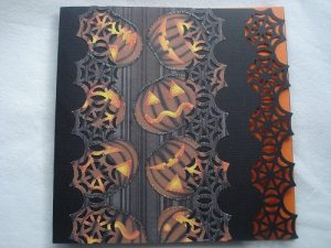 Halloweenkort i orange och svart