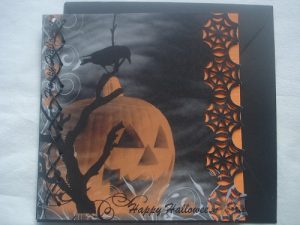Coolt handgjort halloweenkort med lädersnörning och spindelväv
