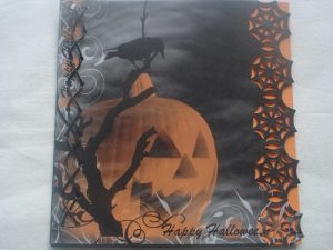 Coolt handgjort halloweenkort med lädersnörning och spindelväv