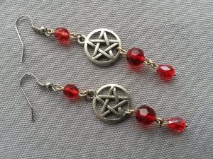 Röda gothic örhängen med pentagram