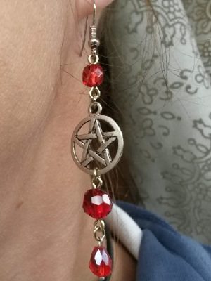 Röda gothic örhängen med pentagram