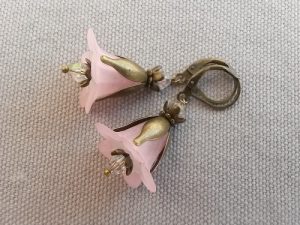 Små dinglande sagoörhängen med lucite blommor i rosa