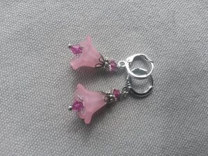 Dinglande små lätta örhängen med rosa blomma och silver
