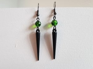Goth örhängen med spike i svart och grönt