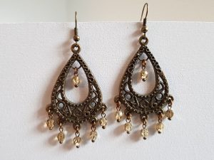 Bronsfärgade örhängen med glaspärlor