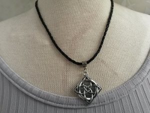 Keltiskt halsband flätat svart konstgjort läder
