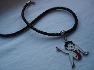 Läderhalsband med Betty Boop