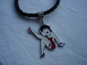 Läderhalsband med Betty Boop