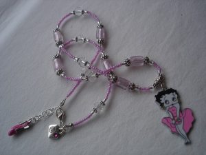 Rosa pärlhalsband med Betty Boop