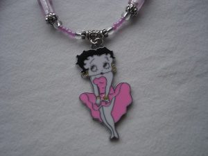 Rosa pärlhalsband med Betty Boop