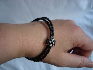 Konstläderarmband