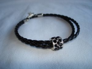 Konstläderarmband