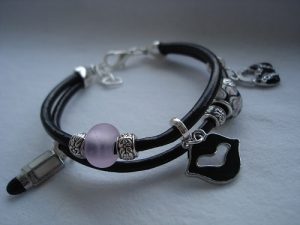 Berlockarmband i läder