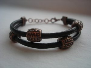 Läderarmband med kopparfärgade metallpärlor