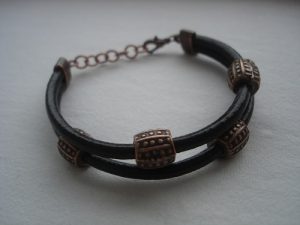 Läderarmband med kopparfärgade metallpärlor