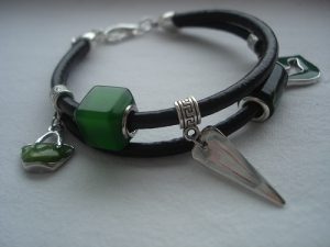 Grönt berlock läderarmband