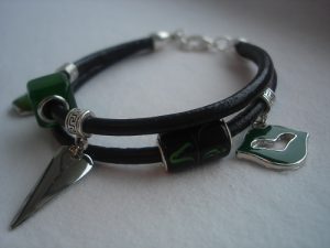 Grönt berlock läderarmband