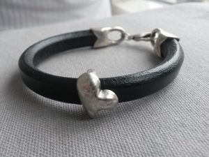 Regaliz läderarmband med hjärta