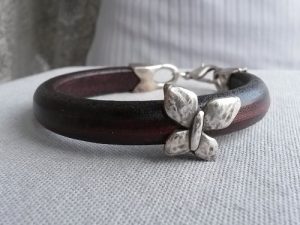 Regaliz brunt läderarmband med fjäril