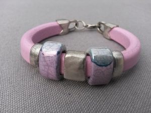 Funky Look läderarmband med rosa regaliz