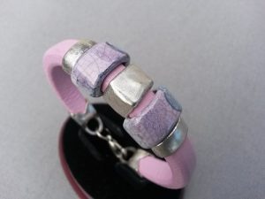 Funky Look läderarmband med rosa regaliz