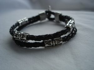 Läderarmband med metallpärlor