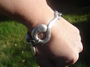 Coolt böljande armband av svart läder och Sterlingsilver