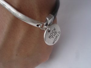 Svart läderarmband med ett coolt böjt silversmycke