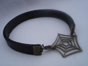 Läderarmband med spindelnät i mässing