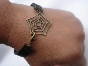 Läderarmband med spindelnät i mässing