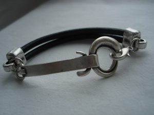 Dubbelt svart läderarmband med medeltida spänne