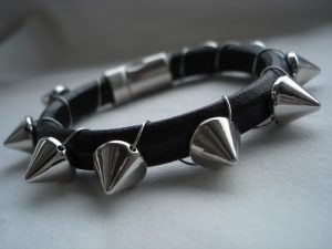 Svart regaliz armband med spikes