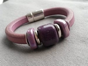 Ett läderarmband av regaliz i lila nyanser