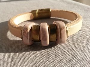 Naturfärgat regaliz armband för henne