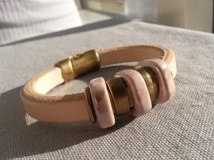 Naturfärgat regaliz armband för henne