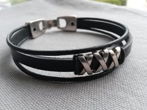 Brett svart stilrent läderarmband med metallkryss för män