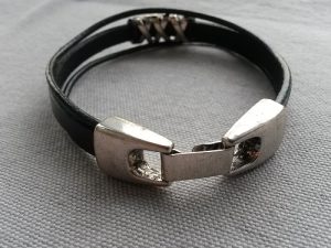 Brett svart stilrent läderarmband med metallkryss för män