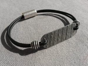 Bricka svart läderarmband med silver och magnetlås