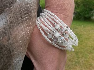 Multi armband pärlor i vit och silver