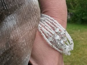 Multi armband pärlor i vit och silver