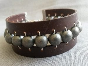 Brett brunt läderarmband med metallkulor