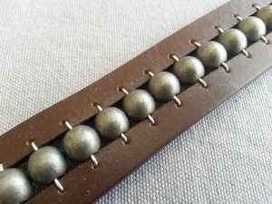 Brett brunt läderarmband med metallkulor