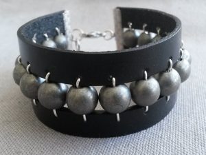 Brett svart läderarmband med metallkulor