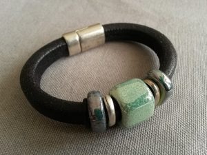 Brett svart regaliz läderarmband med gröna keramikpärlor