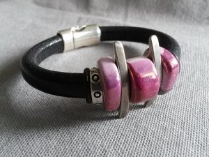 Brett svart regaliz läderarmband keramikpärlor i rosa lila grå