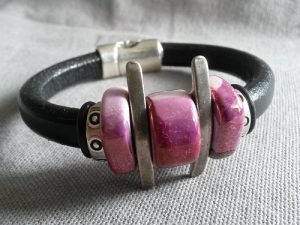 Brett svart regaliz läderarmband keramikpärlor i rosa lila grå