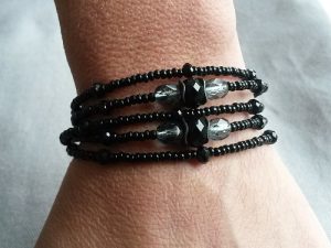 Multi raders svart armband med glaspärlor