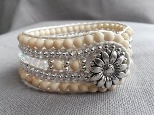 Brett fem raders handsytt läderarmband med magnesit sten