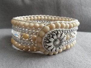 Brett fem raders handsytt läderarmband med magnesit sten